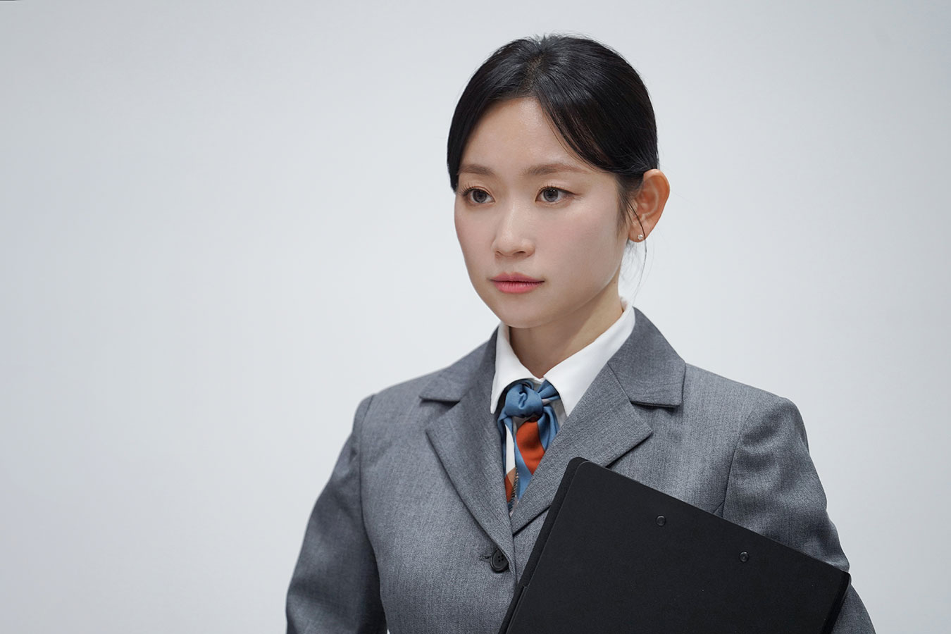 김슬기, 연극 '불란서 금고 - 북벽에 오를 자 누구더냐' 포스터 촬영 비하인드 컷 공개